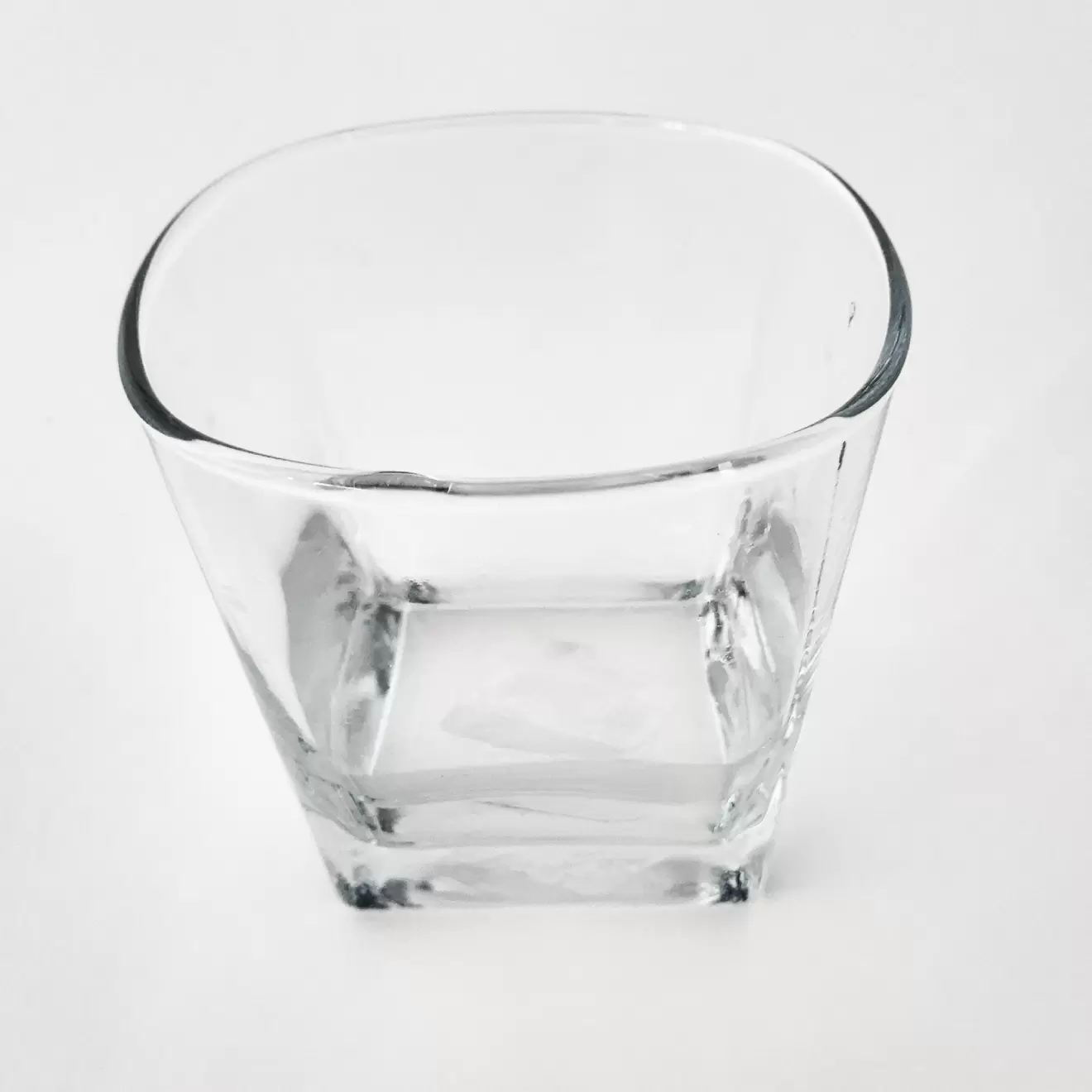 Oferta de Vaso de vidrio White Glo Dof City cuadrado por $59 en Bed Bath & Beyond