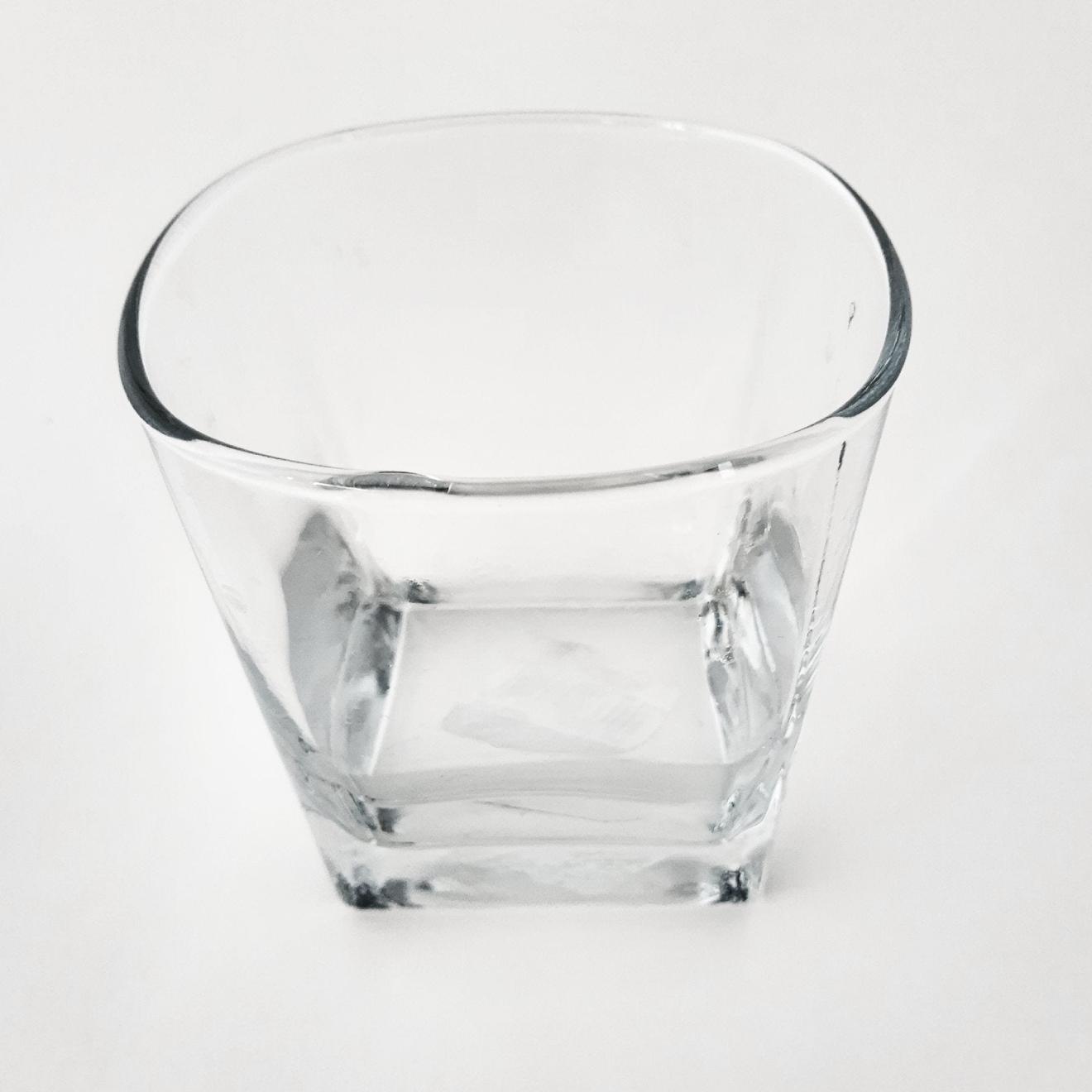 Oferta de Vaso de vidrio White Glo Dof City cuadrado por $59 en Bed Bath & Beyond