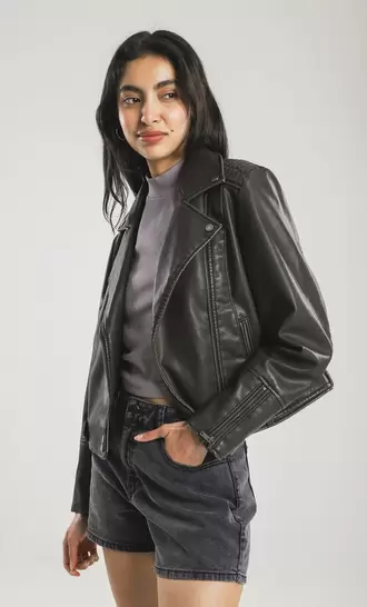 Oferta de Chamarra Biker Polipiel por $479.4 en C&A