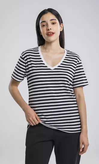 Oferta de Playera Oversize Cuello V por $129 en C&A