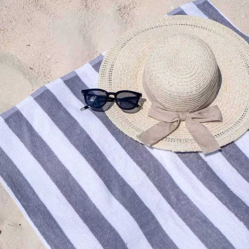 Oferta de Toalla Gris de Playa California Cabana 75cm x 175cm por $499 en Chapur