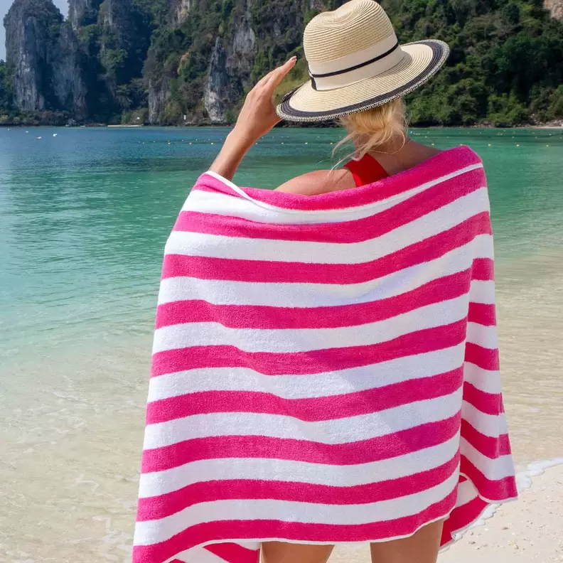 Oferta de Toalla Rosa de Playa California Cabana 75cm x 175cm por $499 en Chapur