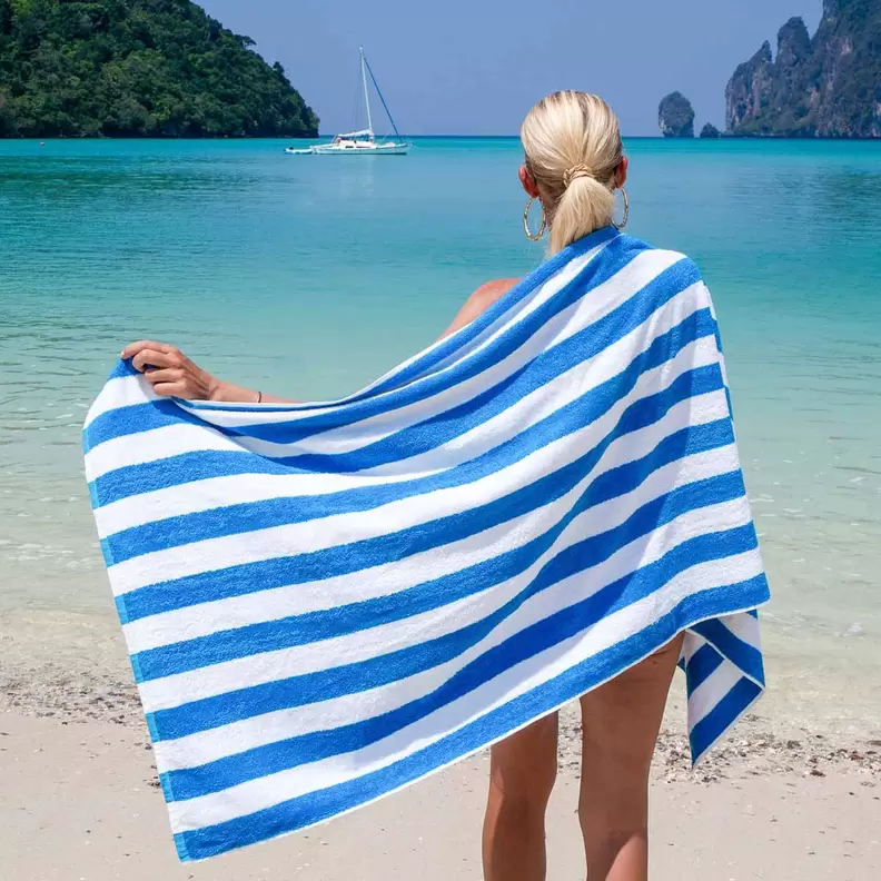 Oferta de Toalla Azul de Playa California Cabana 75cm x 175cm por $499 en Chapur