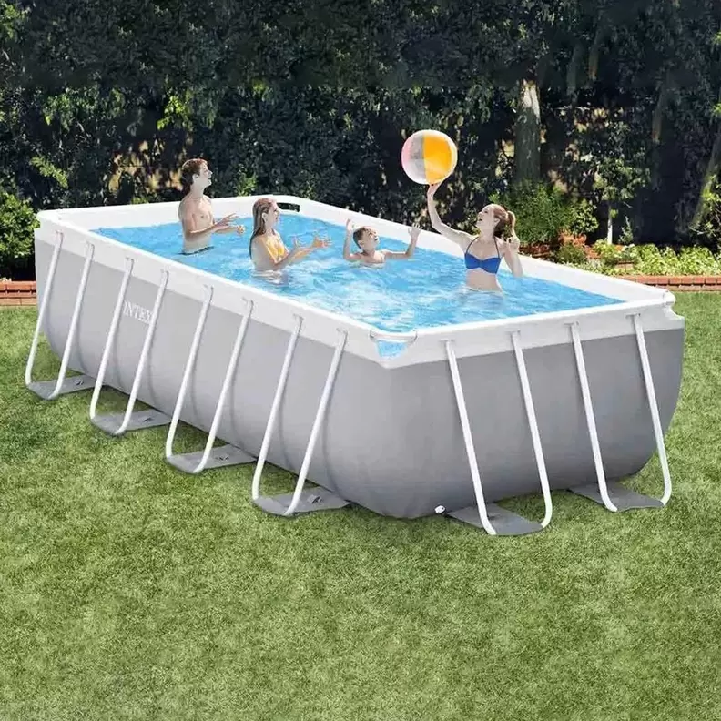 Oferta de Piscina Con Estructura Rectangular Premium PRISM FRAME Incluye Bomba de Filtrado, Escalera, Cubierta y Lona Piso 4.88m x 2.44m x 1.07m Para Mayores d por $14999 en Chapur