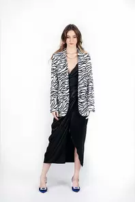 Oferta de Blazer estampado animal print blanco con negro por $749 en Cklass