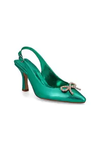 Oferta de Zapatilla verde metalizado de tacón destalonado por $599 en Cklass