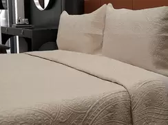 Oferta de Colcha Matrimonial Matt Satín Beige por $549 en Colap La Palestina