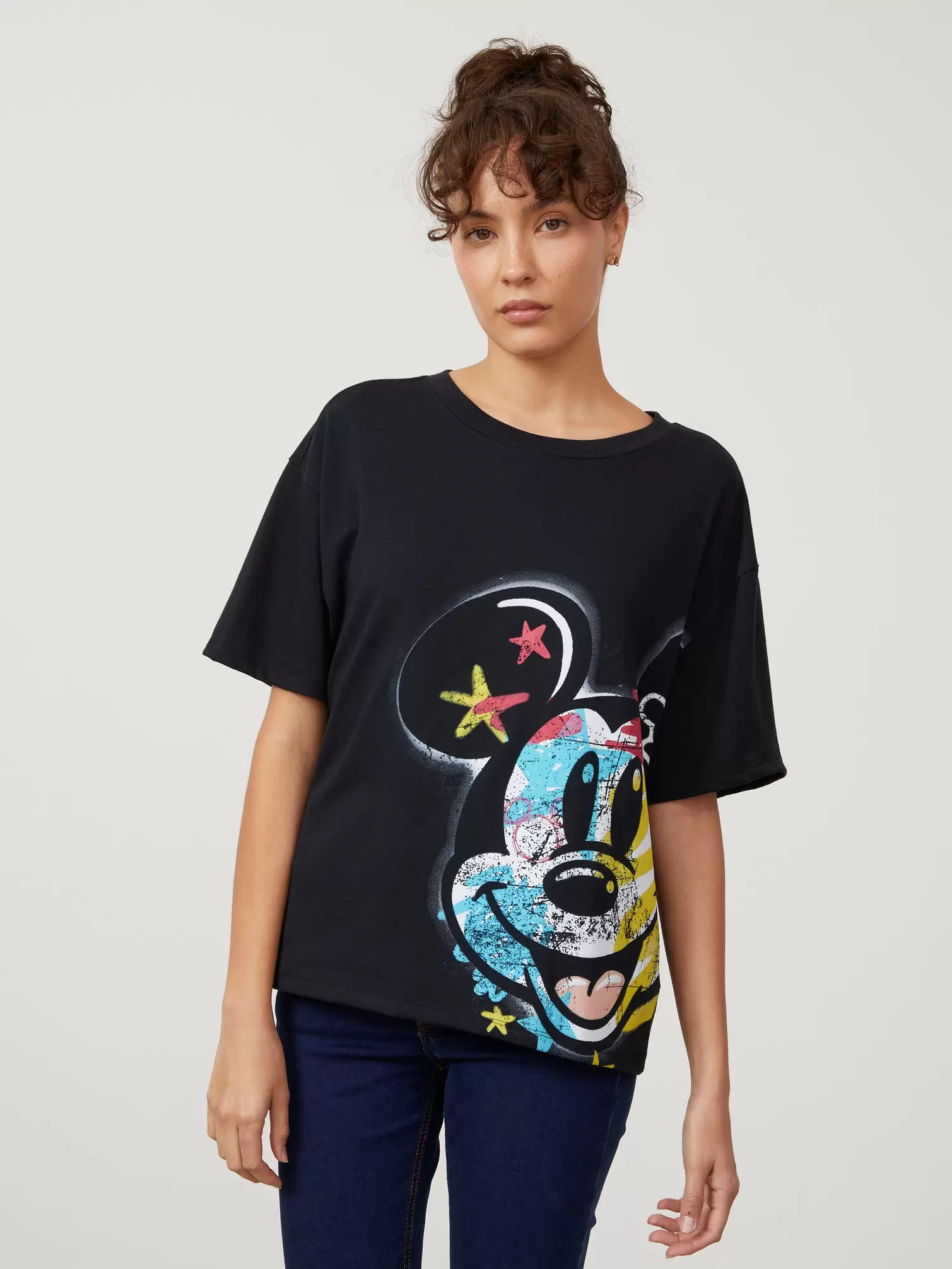 Oferta de Playera Manga Corta Full Print Licencia Mickey MAL por $129 en Cuidado con el Perro