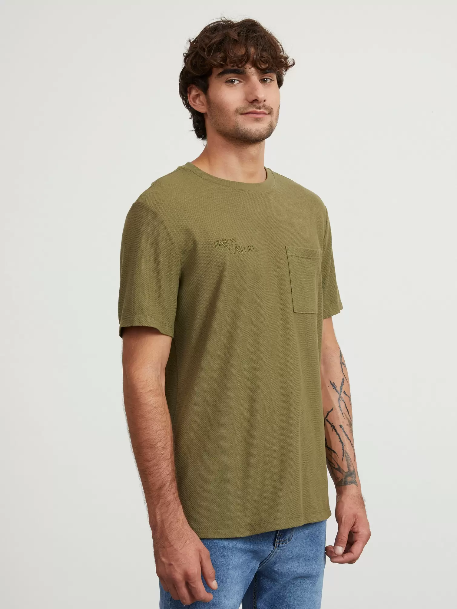 Oferta de Playera Bordado Tela con Textura por $149 en Cuidado con el Perro