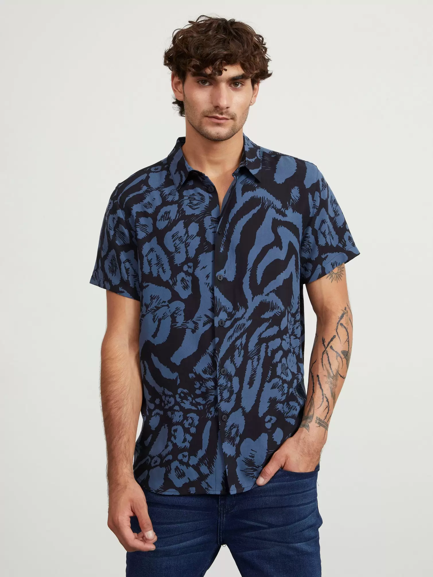 Oferta de Camisa Animal Print por $249 en Cuidado con el Perro