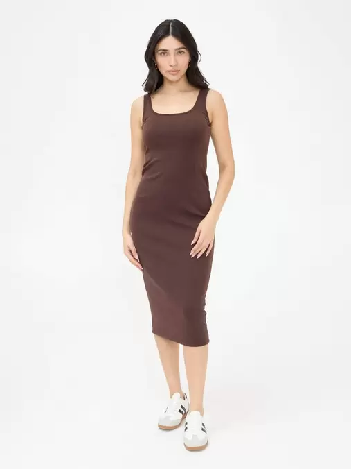 Oferta de Vestido Básico Largo Café por $229 en Cuidado con el Perro
