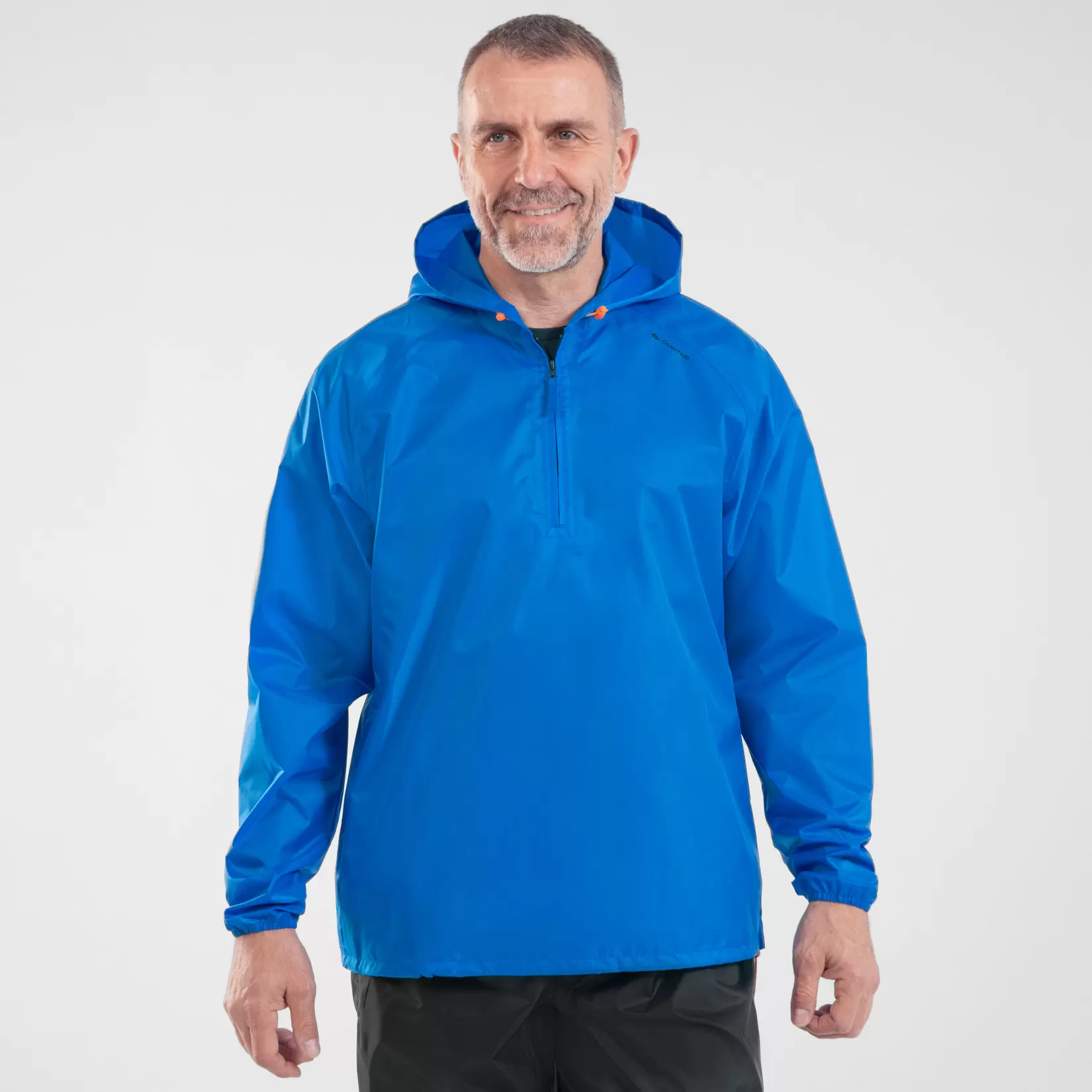 Oferta de Chamarra impermeable de senderismo raincut azul 1/2 cierre hombre por $200 en Decathlon