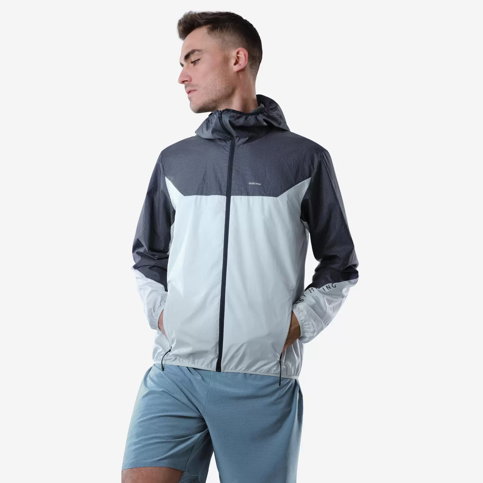 Oferta de Chamarra rompeviento de senderismo rápido gris para hombre FH500 Helium WIND por $750 en Decathlon