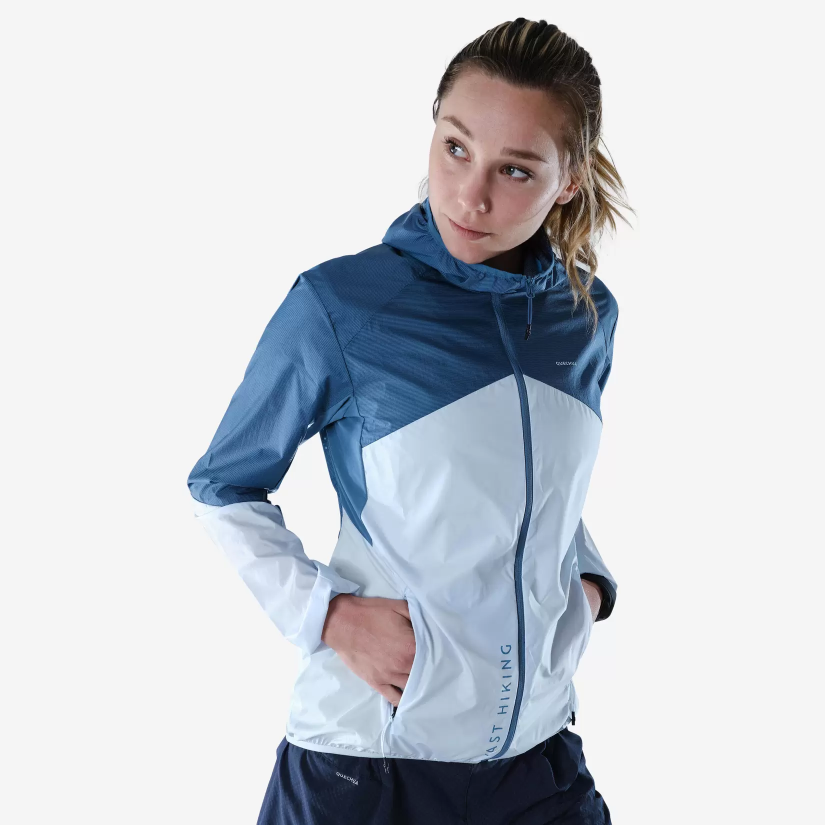 Oferta de Chamarra cortaviento ultra ligera senderismo rápido mujer FH 500 Hélium wind az por $750 en Decathlon