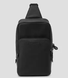 Oferta de Bolso crossbody en piel granulada Hombre por $9000 en El Palacio de Hierro