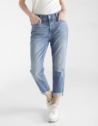 Oferta de Jeans boyfriend lavado claro corte cadera para mujer por $559.6 en GAP