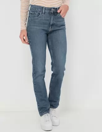 Oferta de Jeans straight corte cintura para mujer por $839.4 en GAP