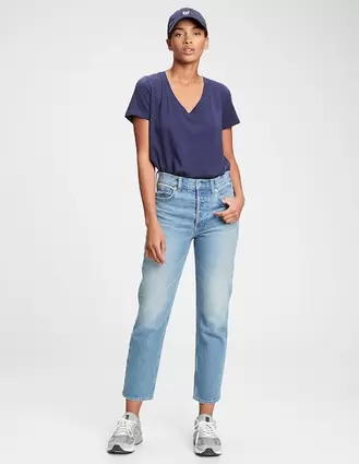Oferta de Playera manga corta Ultrasoft cuello v para mujer por $489.3 en GAP
