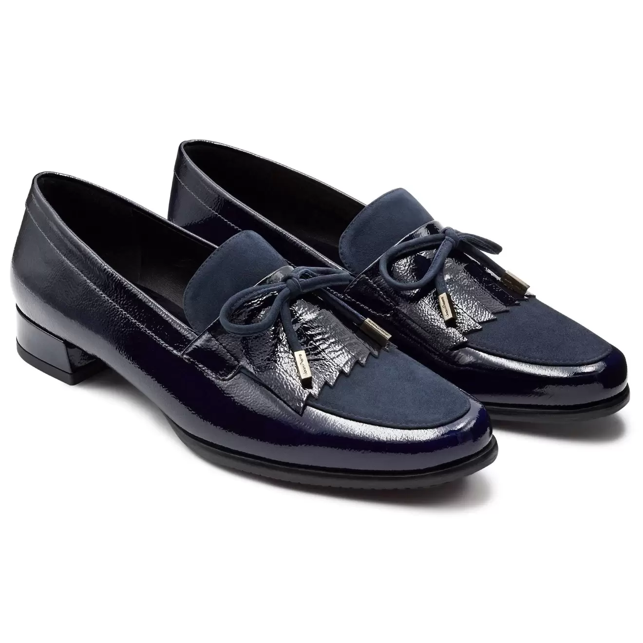 Oferta de Mocasines para dama con flecos y listones en charol y gamuza por $3359.2 en Jean Pierre