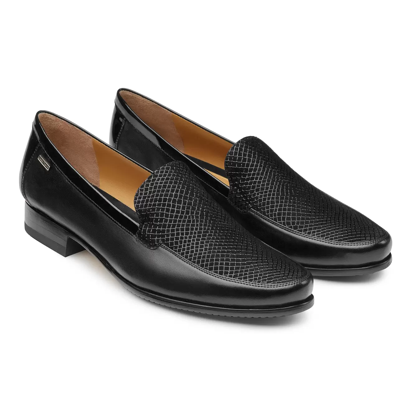 Oferta de Mocasinesde piel para dama texturizados color negro por $2719.2 en Jean Pierre