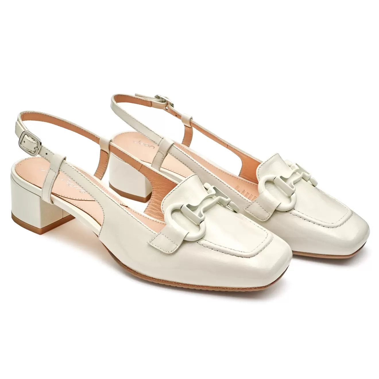 Oferta de Zapatillas tipo slingback color blanco con herraje metálico y tacón bajo por $3359.2 en Jean Pierre