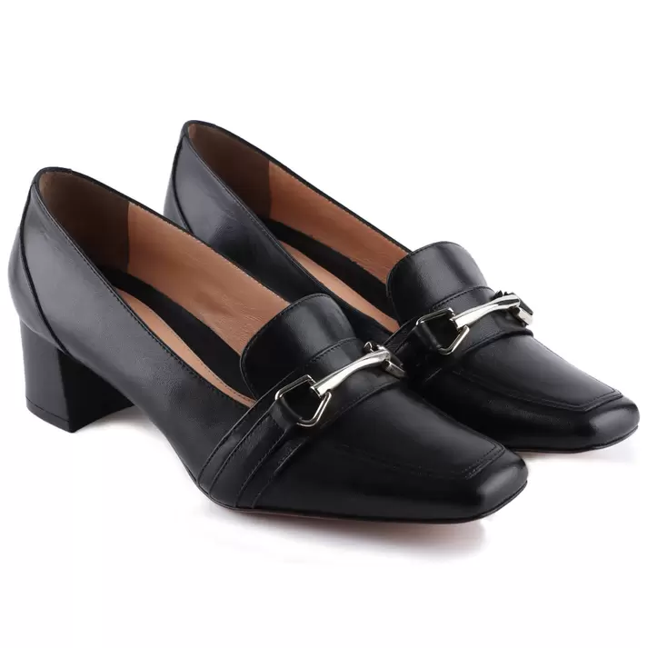 Oferta de Zapatillas de piel para dama con hebilla estilo mocasín y tacón medio por $3359.2 en Jean Pierre
