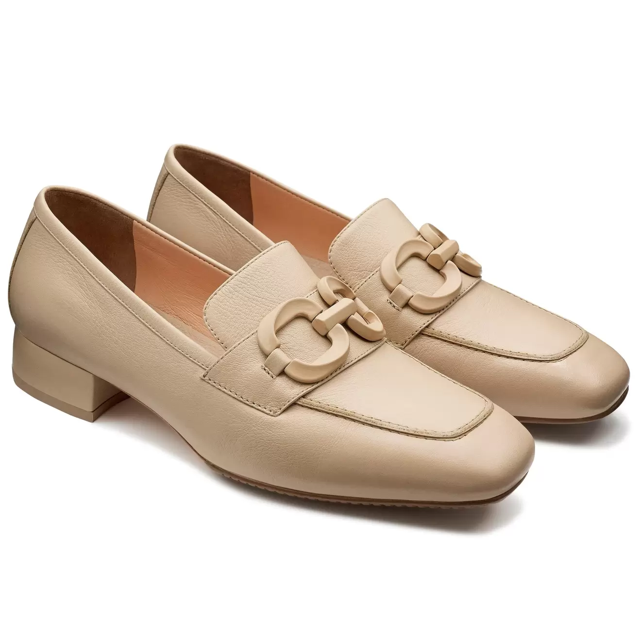 Oferta de Mocasines confort de piel con hebilla pintada para dama por $3599.1 en Jean Pierre