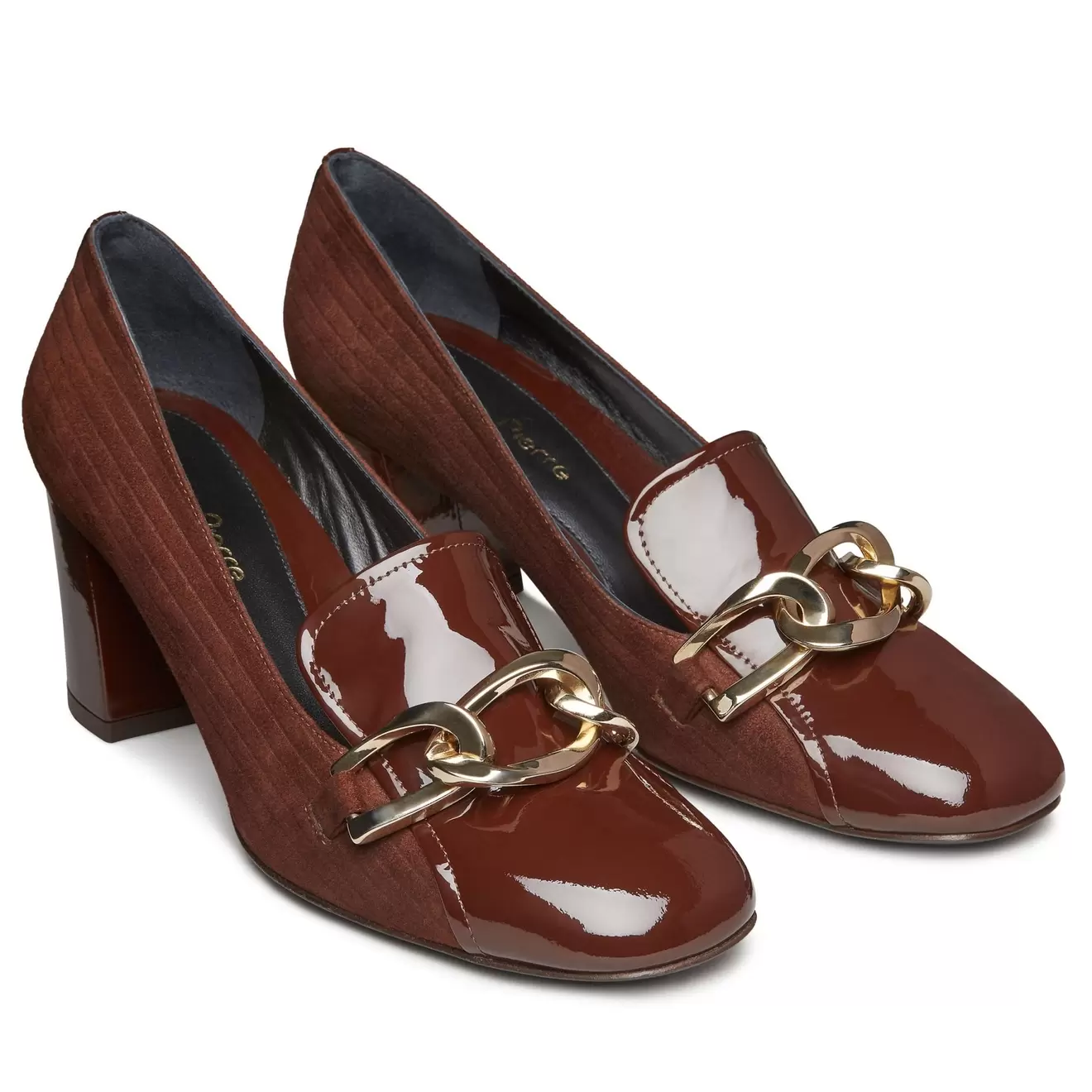 Oferta de Zapatillas formales de tacón en charol y gamuza con hebilla para mujer por $3359.2 en Jean Pierre