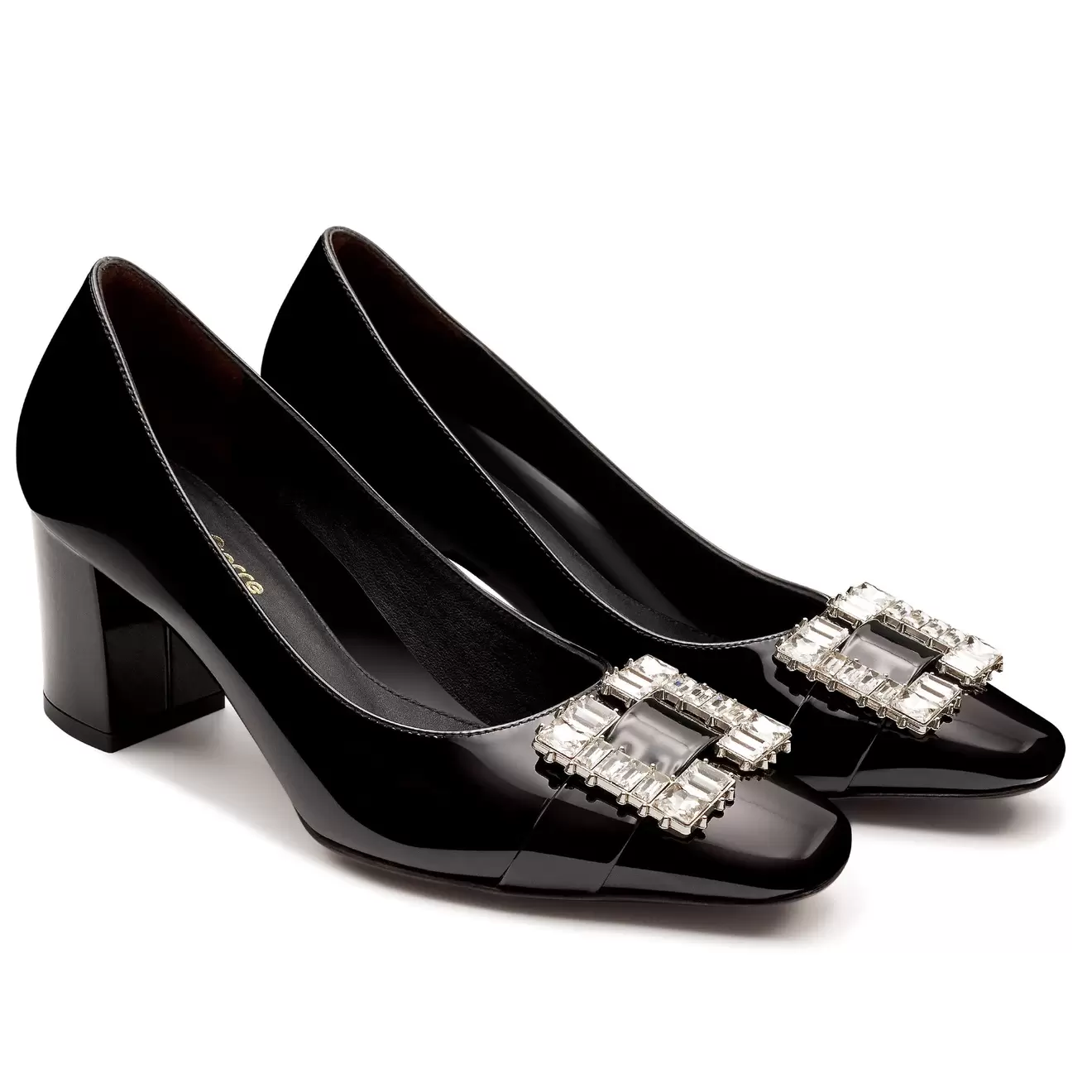 Oferta de Zapatillas de noche en charol con broche de cristales para dama por $3999 en Jean Pierre