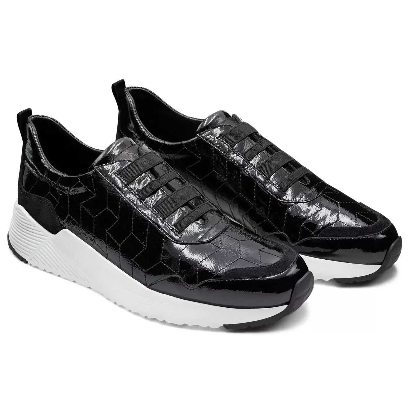 Oferta de Sneakers de charol negros para mujer con plataforma blanca por $4399.2 en Jean Pierre