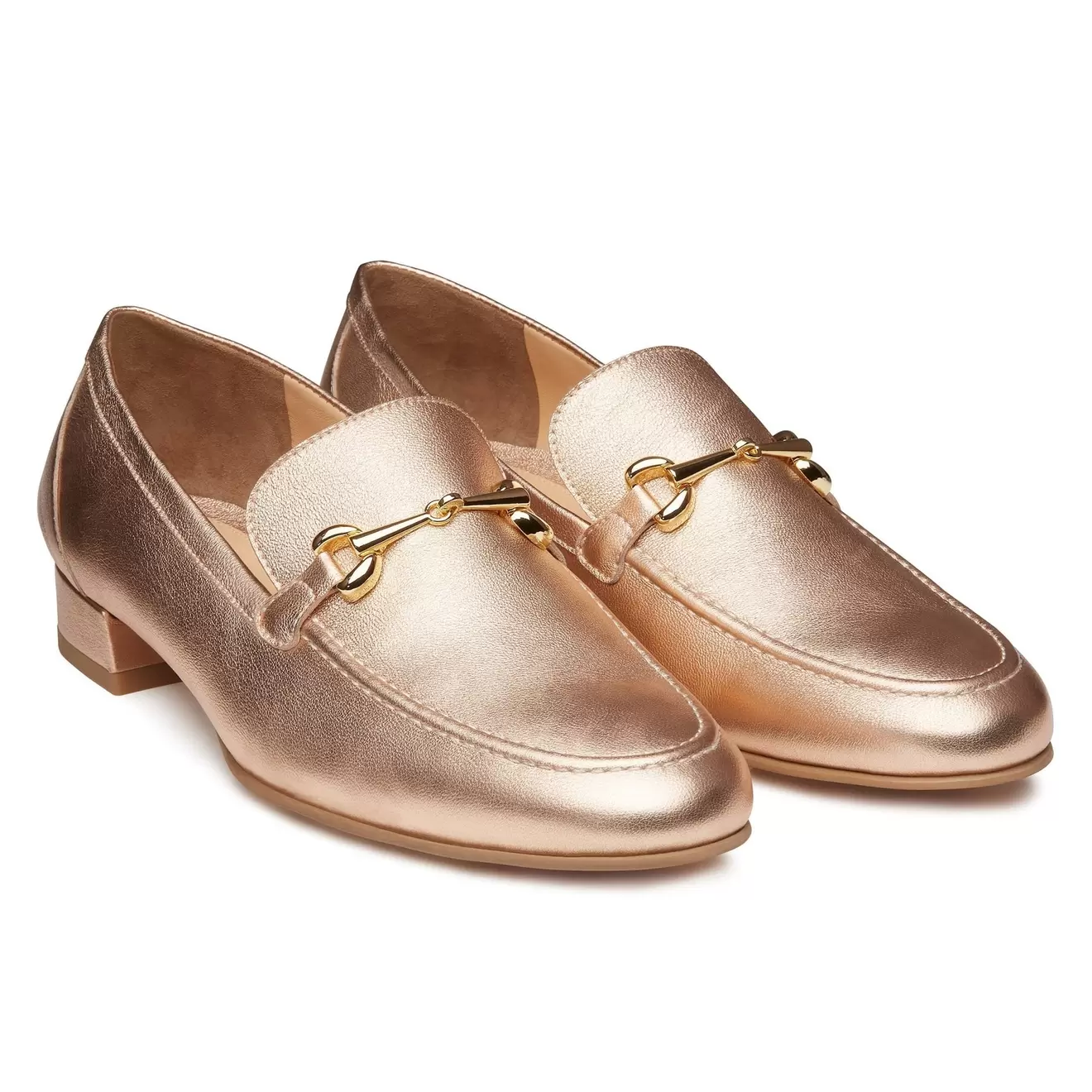 Oferta de Mocasines de piel metálicos con hebilla delgada para mujer por $3039.2 en Jean Pierre