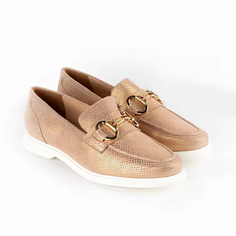 Oferta de Mocasines de piel texturizada con hebilla para mujer color rosa oro metálico por $3439.2 en Jean Pierre