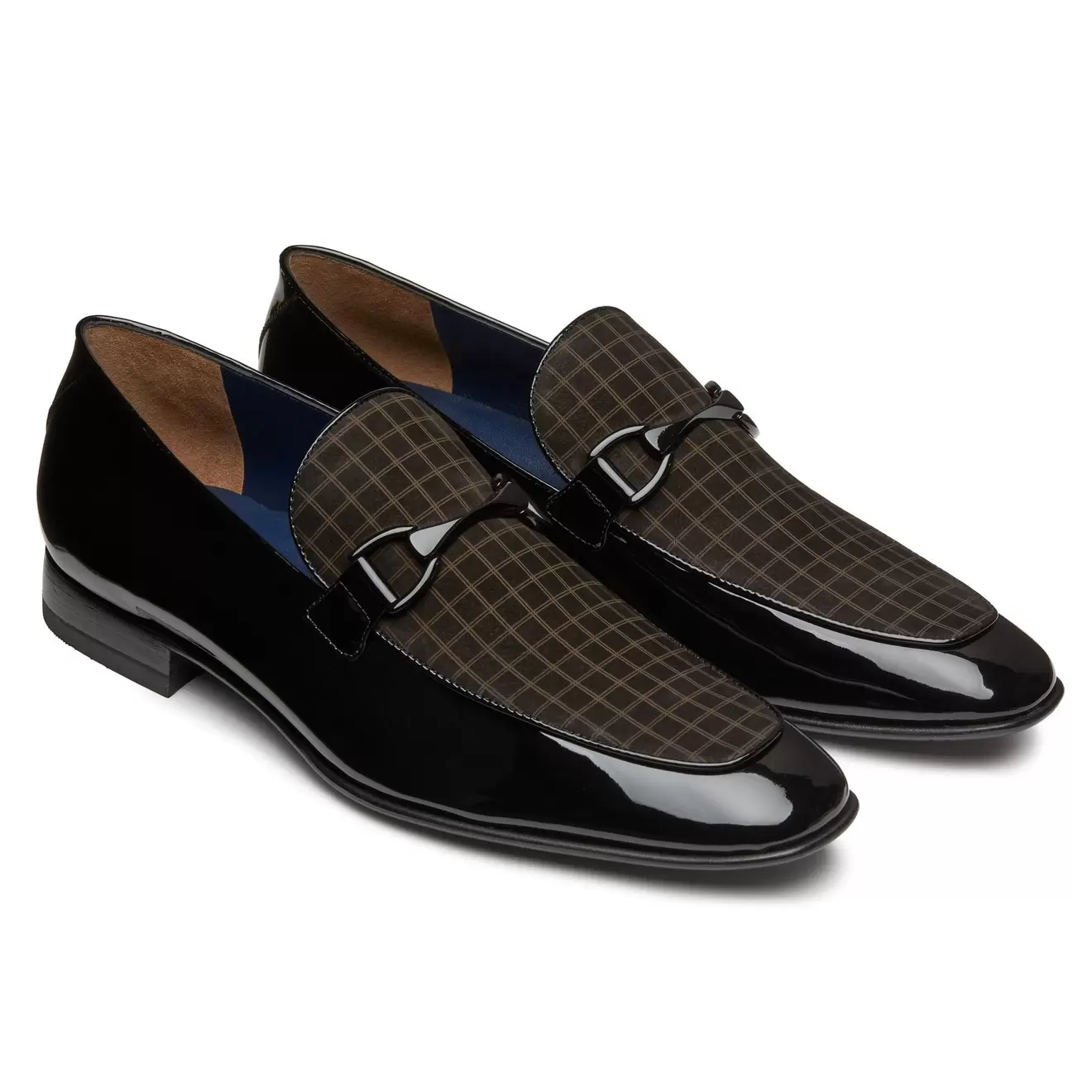 Oferta de Mocasines de gala en charol y textil con hebilla para caballero por $3599.2 en Jean Pierre
