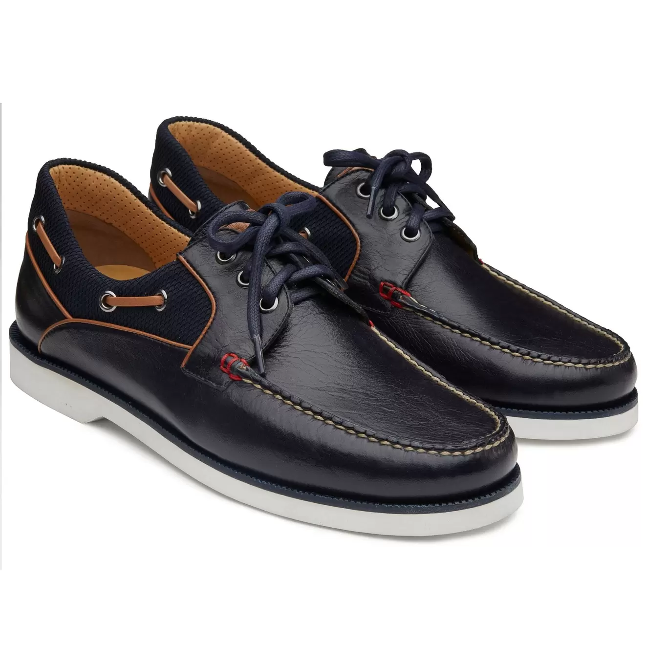 Oferta de Mocasines marineros de piel con cordonesy suela blanca para hombre por $3759.2 en Jean Pierre