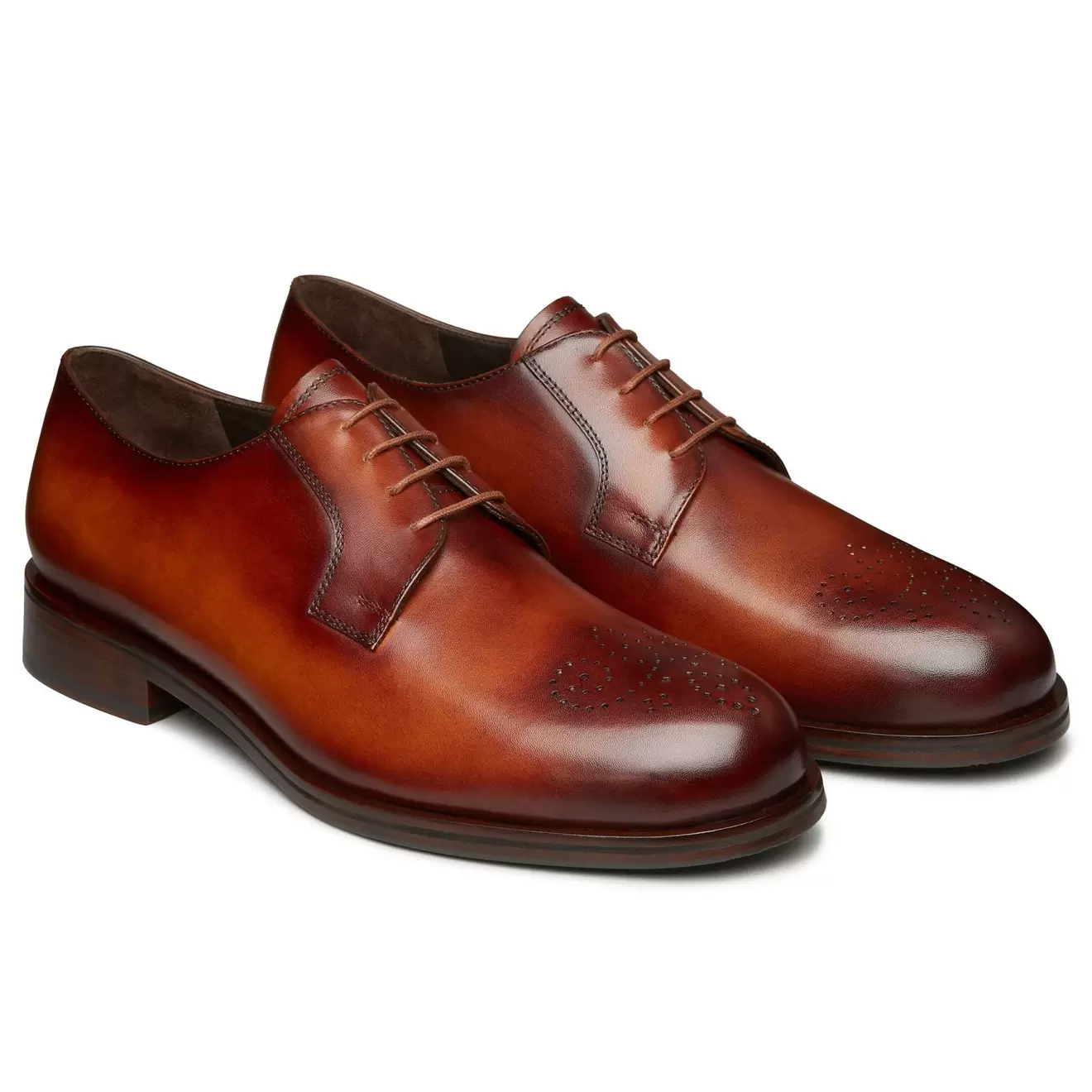 Oferta de Zapatos de vestir estilo derby de piel, pintados a mano con perforaciones en punta para hombre por $3679.2 en Jean Pierre
