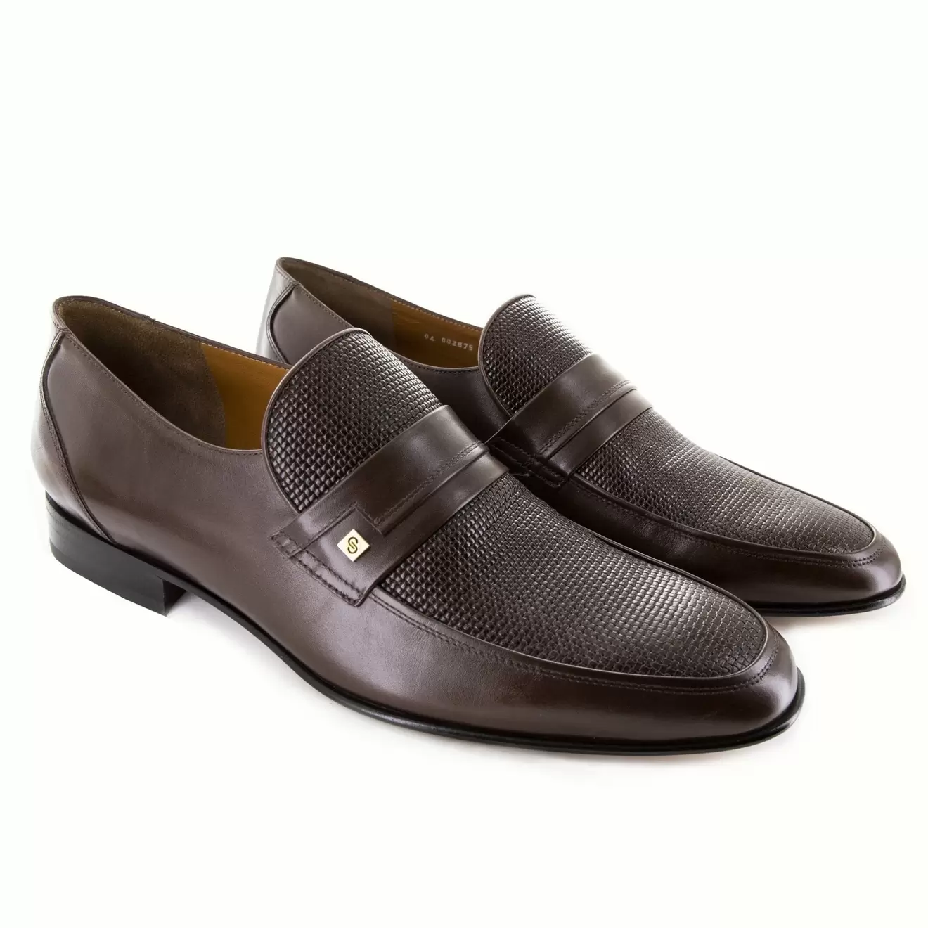 Oferta de Mocasines de piel trenzada y lisa para hombre con placa metálica por $3359.2 en Jean Pierre