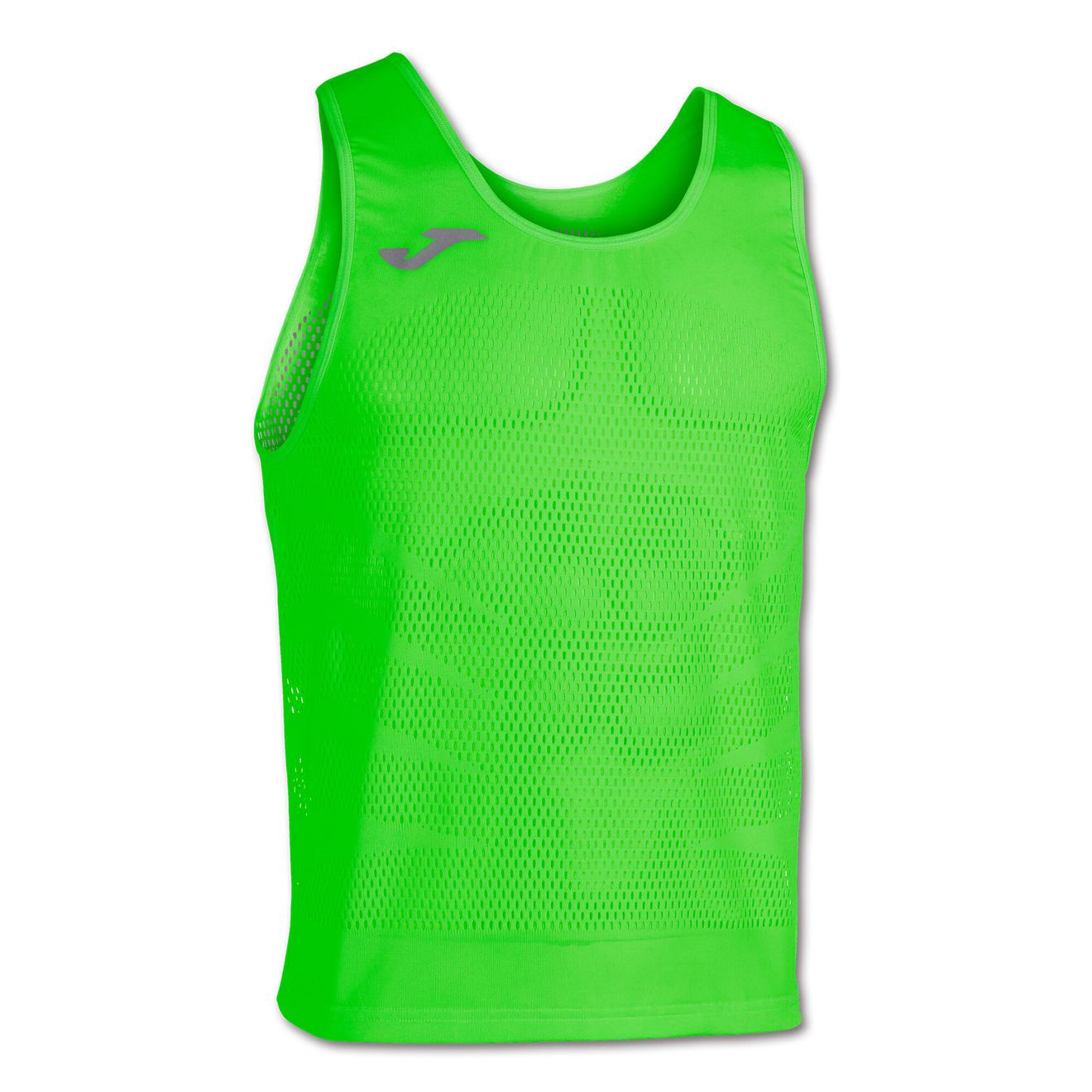 Oferta de Camiseta tirantes hombre Marathon verde flúor por $299.5 en Joma