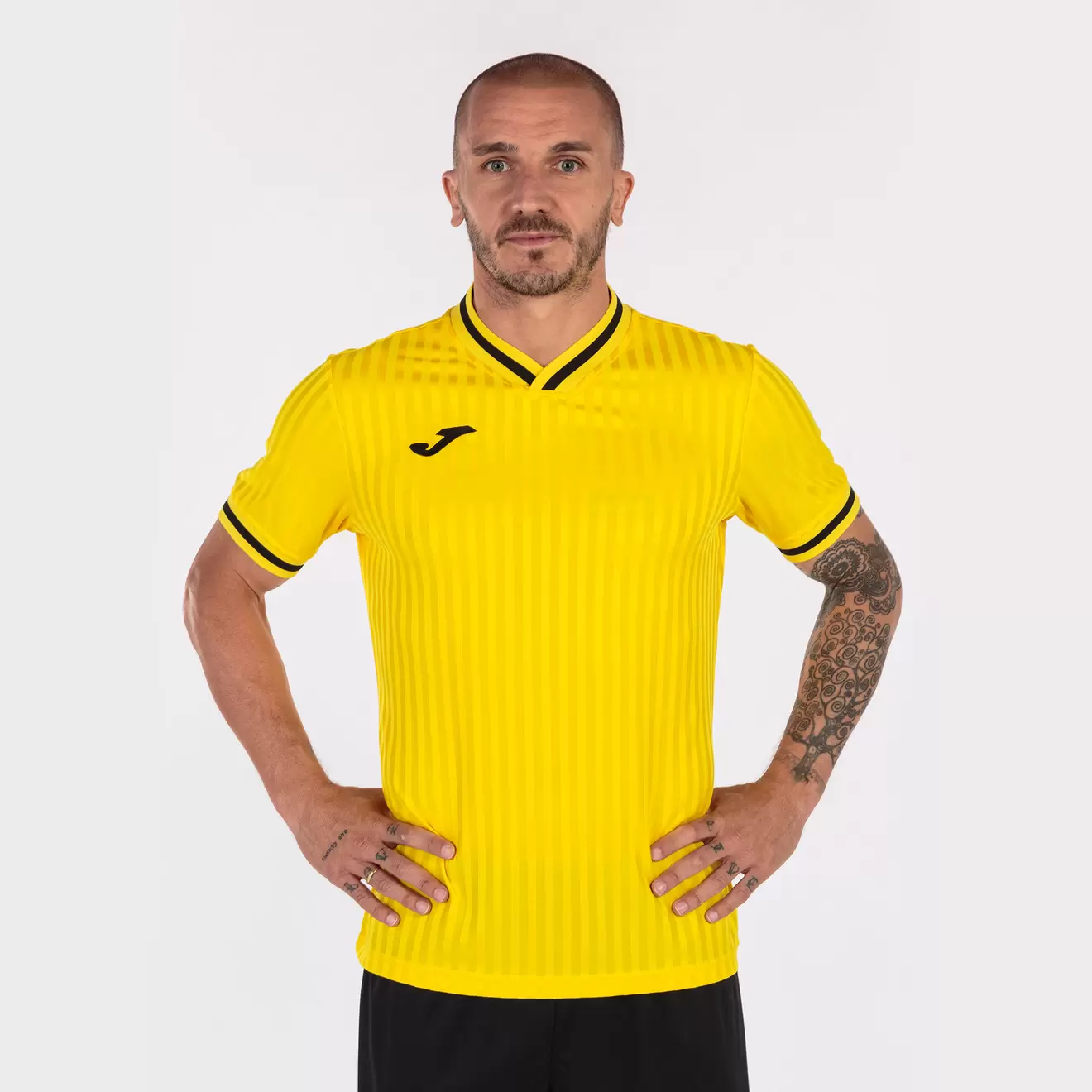 Oferta de Camiseta manga corta hombre Toletum III amarillo por $345 en Joma