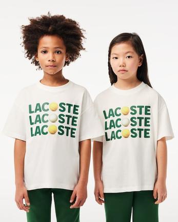Oferta de Playera Lacoste regular fit de manga corta en algodón con estampado de pelotas para niños por $990 en Lacoste