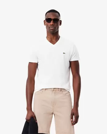 Oferta de Playera de cuello en V de algodón Pima para hombre por $1590 en Lacoste