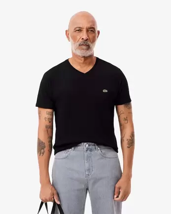 Oferta de Playera de cuello en V de algodón Pima para hombre por $1590 en Lacoste