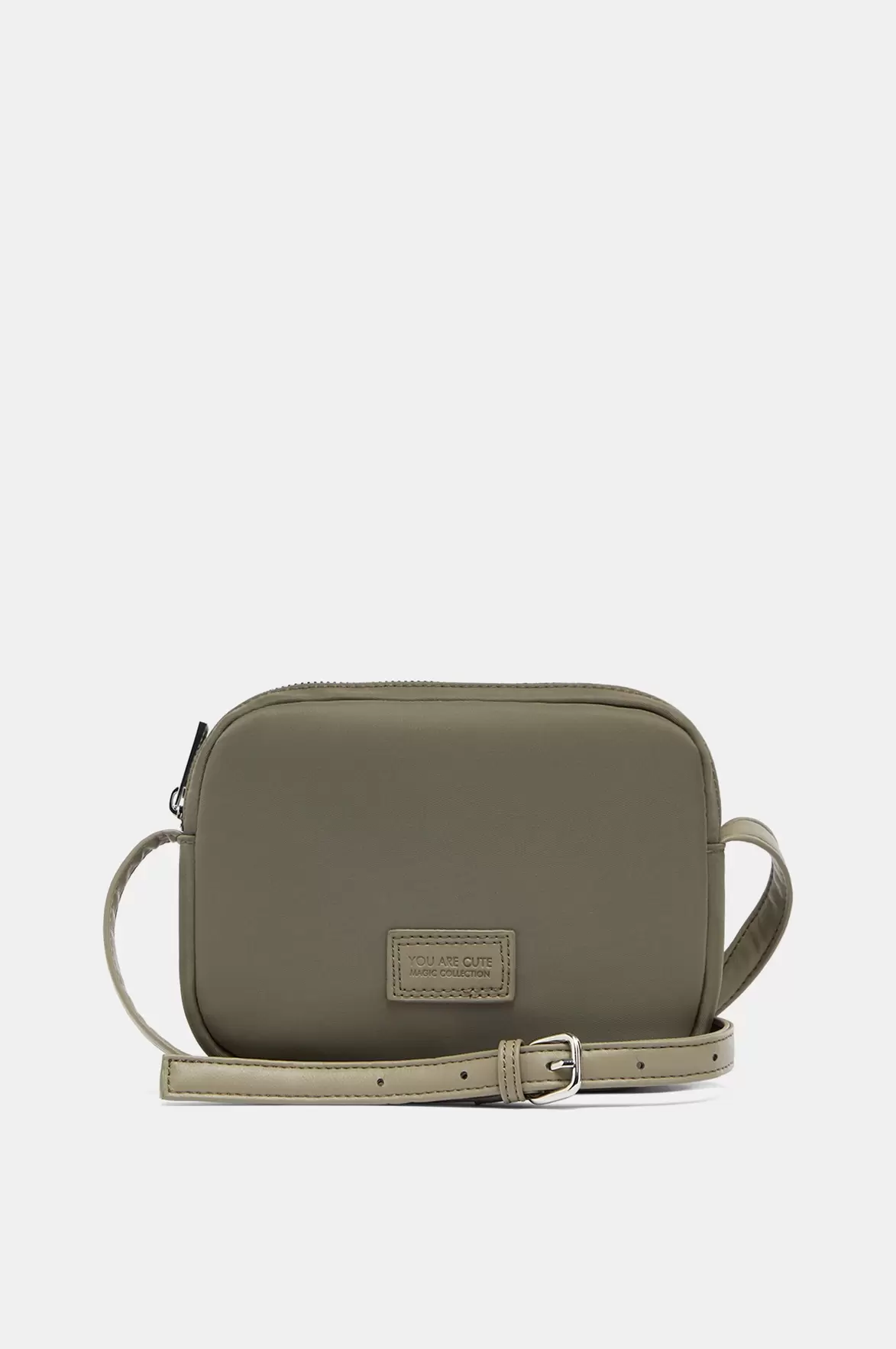 Oferta de Bolso Minimal Nailon por $139 en Lefties