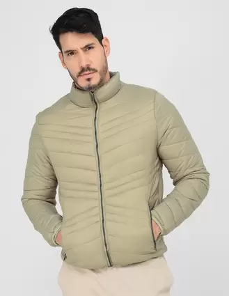 Oferta de Chamarra London Retro capitonada para hombre por $764.15 en Liverpool