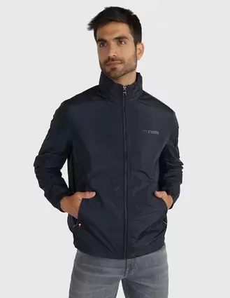 Oferta de Chamarra Tommy Hilfiger impermeable para hombre por $4999 en Liverpool