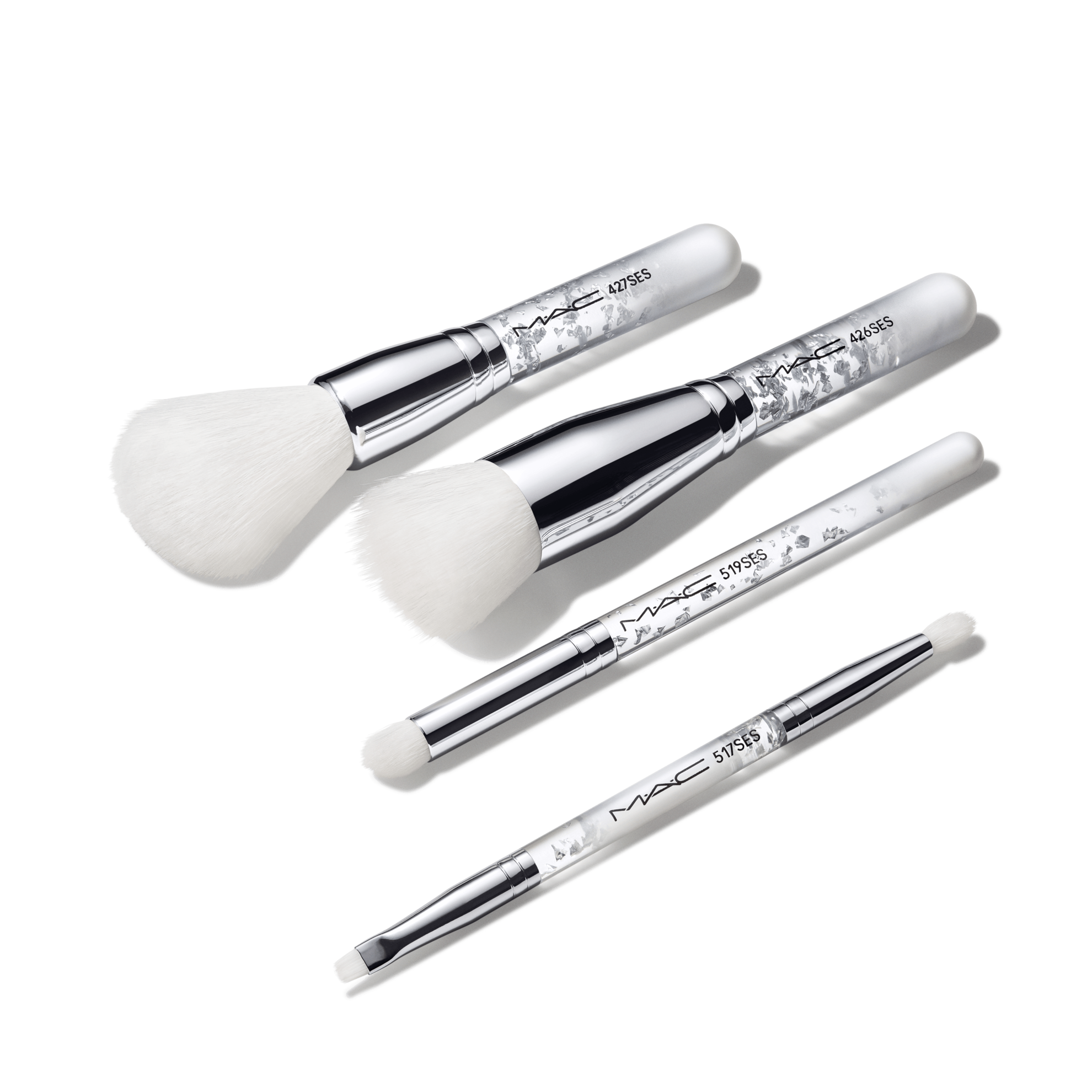 Oferta de Brush Of Snow Essential Brush Kit por $1115.28 en MAC Cosmetics