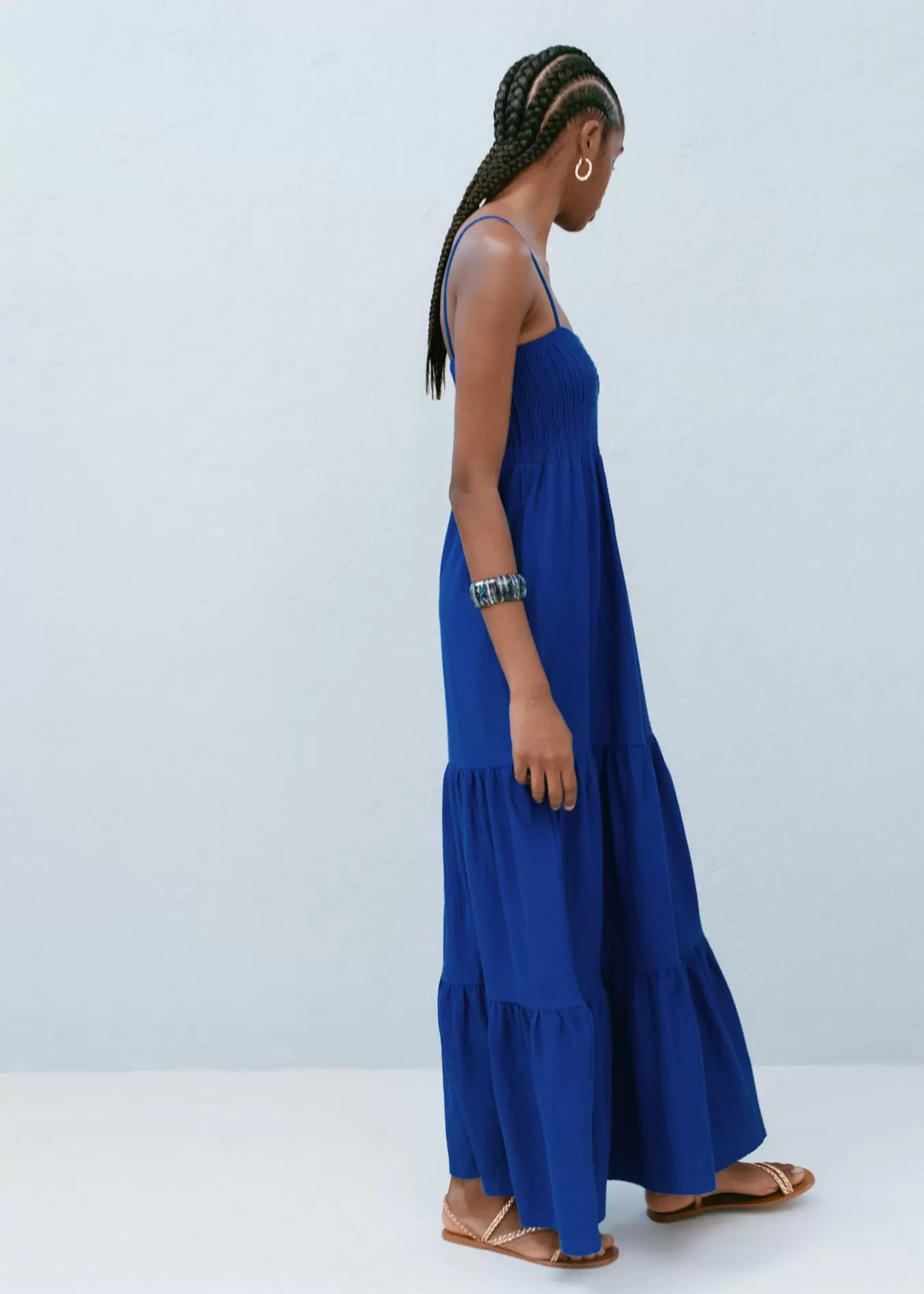 Oferta de Vestido fruncido capas por $799 en Mango