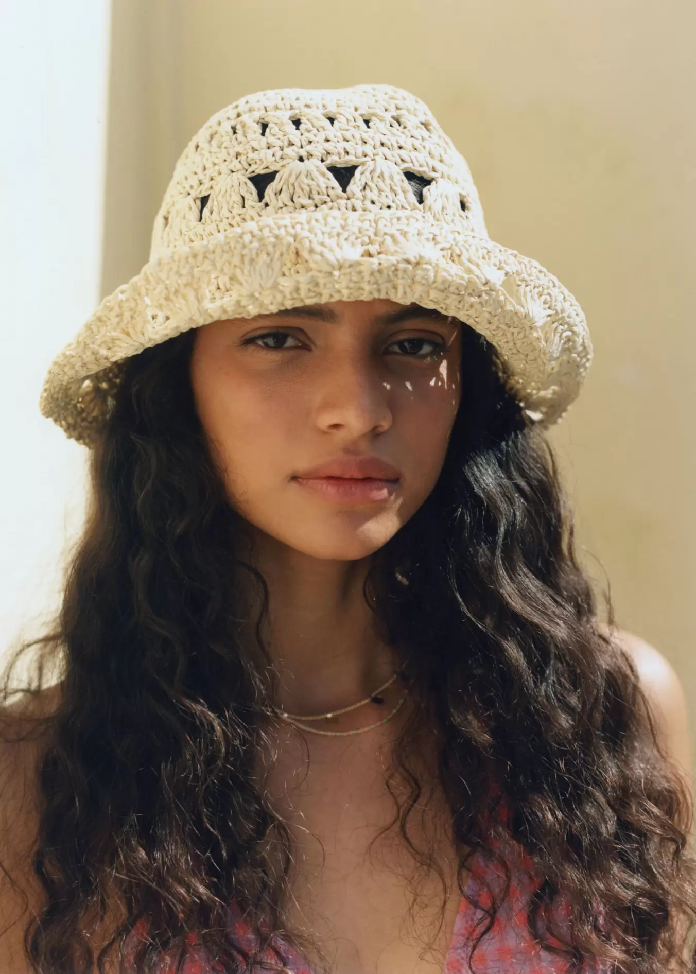 Oferta de Sombrero bucket paja por $599 en Mango