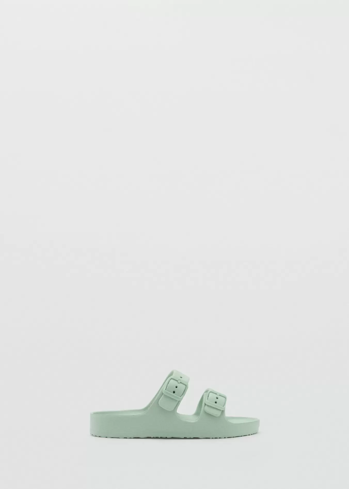 Oferta de Chanclas tiras hebilla por $399 en Mango