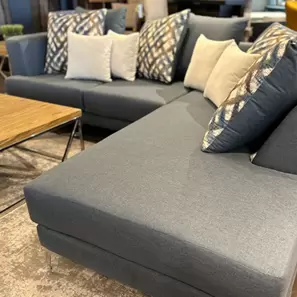 Oferta de SALA SECCIONAL DIOR INDIGO por $21990 en Mueblería Standard