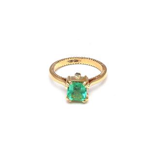 Oferta de Anillo estilizado con diamantes y esmeralda en oro amarillo 14 kilates. por $23974 en Nacional Monte de Piedad